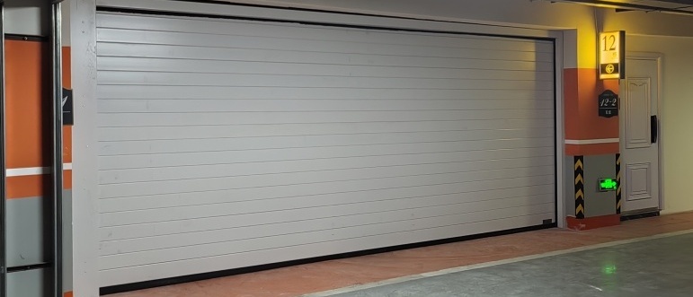 电动车库门.jpg 电动车库门.jpg