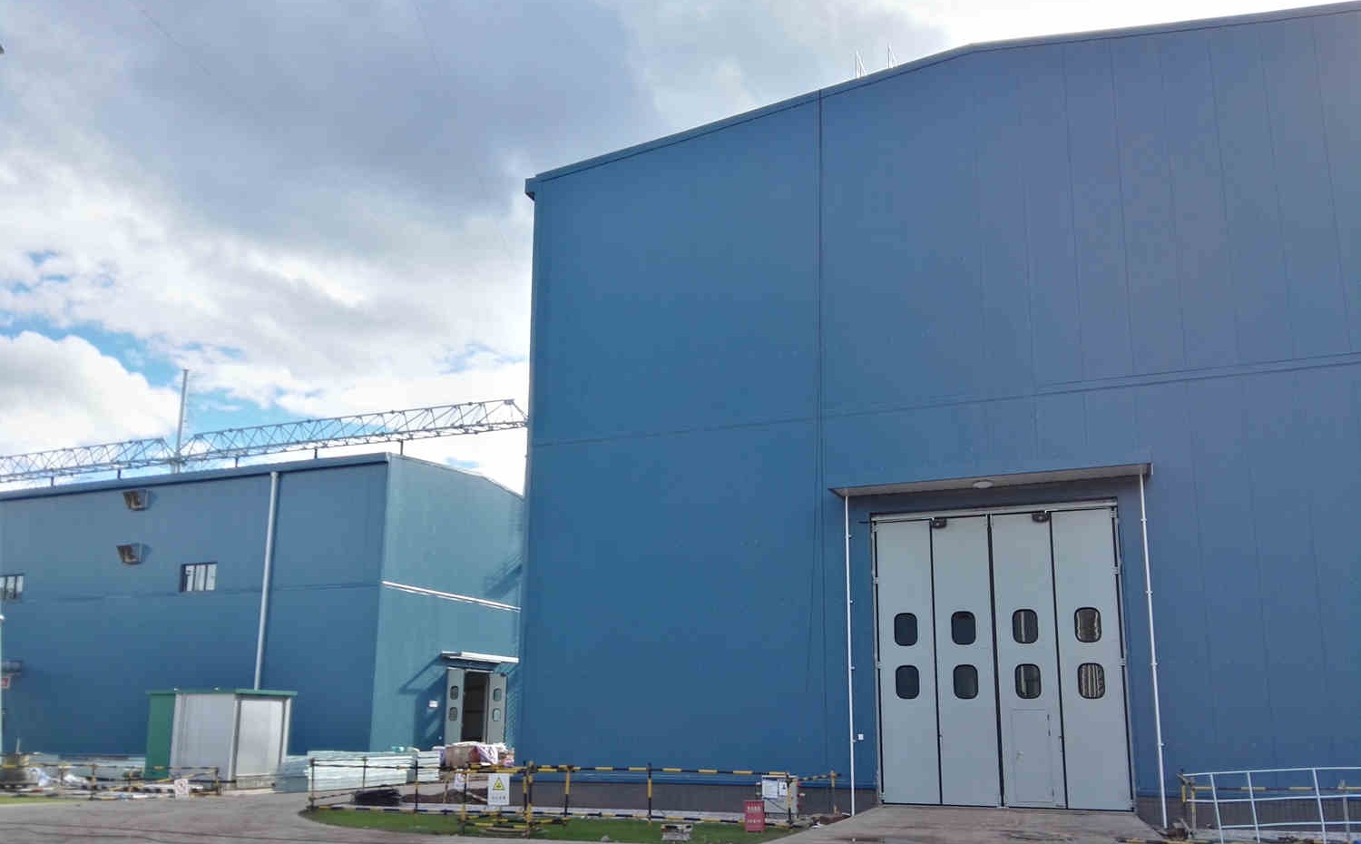 南方电网 ? 新松换流站电动折叠门.jpg 南方电网 ? 新松换流站电动折叠门.jpg