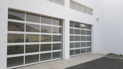 玉溪宝马汽车透视滑升门.jpg 玉溪宝马汽车透视滑升门.jpg